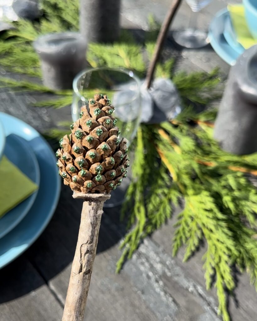 kerstdecoratie ideeën voor thuis, zelfgemaakte kerstversiering, dennenappels decoreren voor kerst